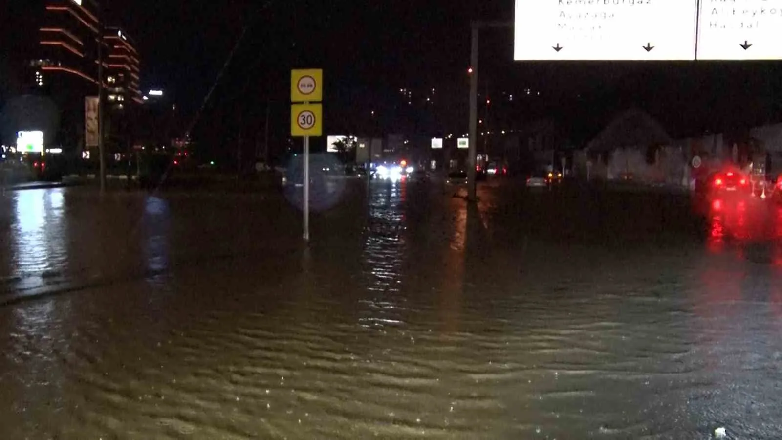 SARIYER AYAZAĞA’DA ETKİLİ OLAN ŞİDDETLİ SAĞANAK YAĞIŞ NEDENİYLE KEMERBURGAZ CADDESİ GÖLE DÖNDÜ. SÜRÜCÜLER SUYLA KAPLANAN YOLDA İLERLEMEKTE GÜÇLÜK ÇEKERKEN, BAZI ARAÇLARIN KONTAK KAPATARAK YOL KENARINDA BIRAKILDIĞI GÖRÜLDÜ.