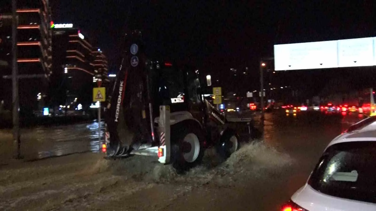 SARIYER AYAZAĞA’DA ETKİLİ OLAN ŞİDDETLİ SAĞANAK YAĞIŞ NEDENİYLE KEMERBURGAZ CADDESİ GÖLE DÖNDÜ. SÜRÜCÜLER SUYLA KAPLANAN YOLDA İLERLEMEKTE GÜÇLÜK ÇEKERKEN, BAZI ARAÇLARIN KONTAK KAPATARAK YOL KENARINDA BIRAKILDIĞI GÖRÜLDÜ.