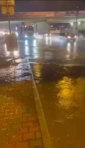 MALTEPE'DE YOLLAR GÖLE DÖNDÜ, ARAÇLAR GÜÇLÜKLE İLERLEDİ