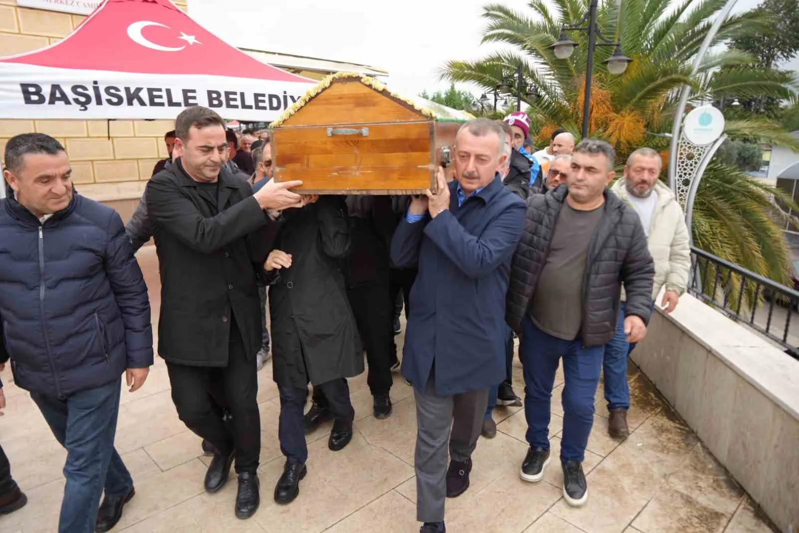 KOCAELİ’DE ARACIYLA BİRLİKTE SEL SULARINA KAPILARAK KAYBOLAN VE CANSIZ BEDENİ DENİZDE BULUNAN 65 YAŞINDAKİ ESKİ YAYLACIK MAHALLE MUHTARI MUSTAFA KEDİKLİ SON YOLCULUĞUNA UĞURLANDI.