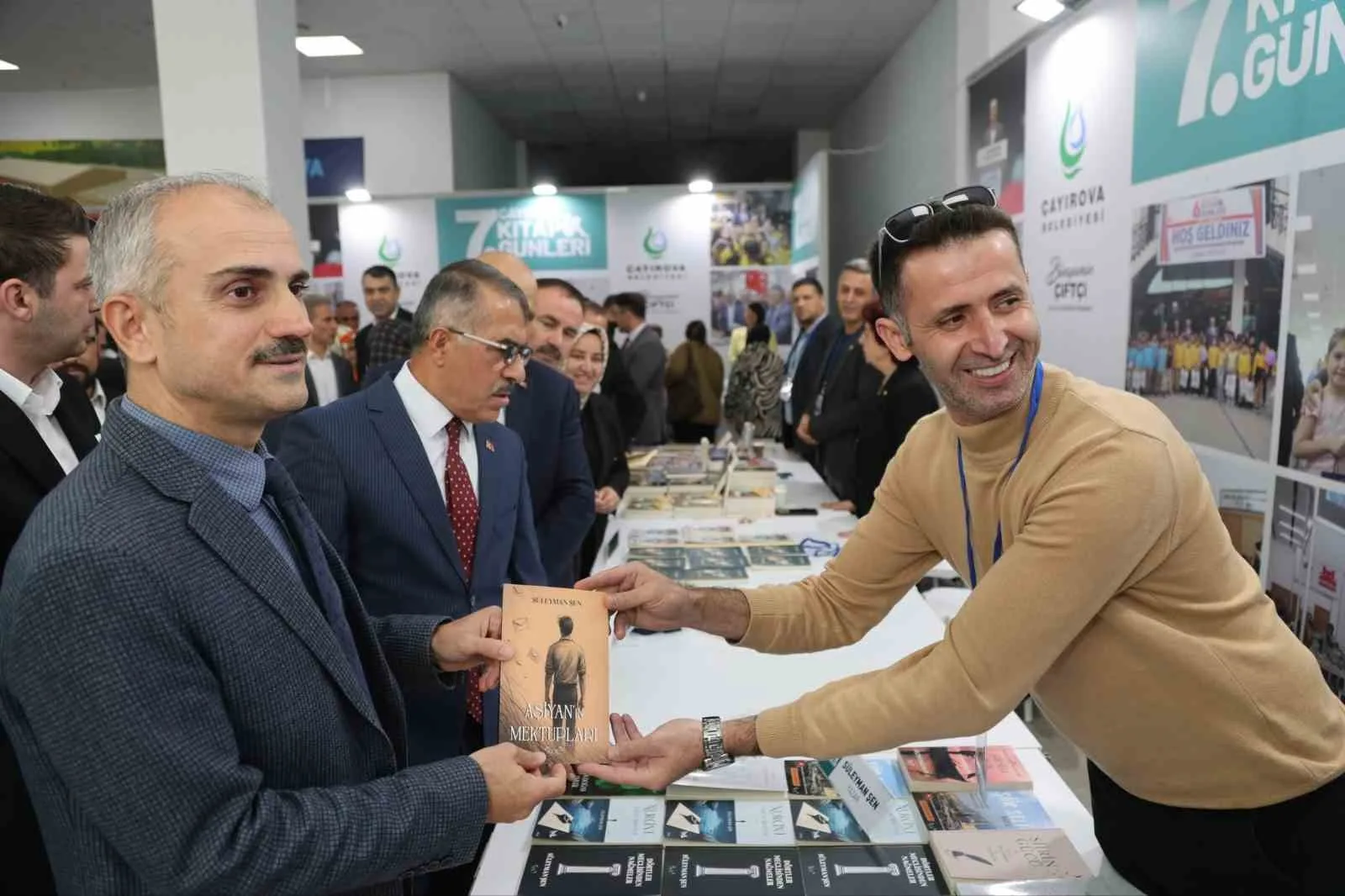 ÇAYIROVA’DA BU YIL 7’NCİSİ DÜZENLENEN KİTAP GÜNLERİ, DÜZENLENEN TÖRENLE AÇILDI. 25 EKİM’E KADAR SÜRECEK ETKİNLİKTE KİTAPSEVERLER, ONLARCA YAYINEVİ VE ON BİNLERCE KİTABIN YANI SIRA SÖYLEŞİ VE İMZA GÜNLERİYLE BULUŞACAK.