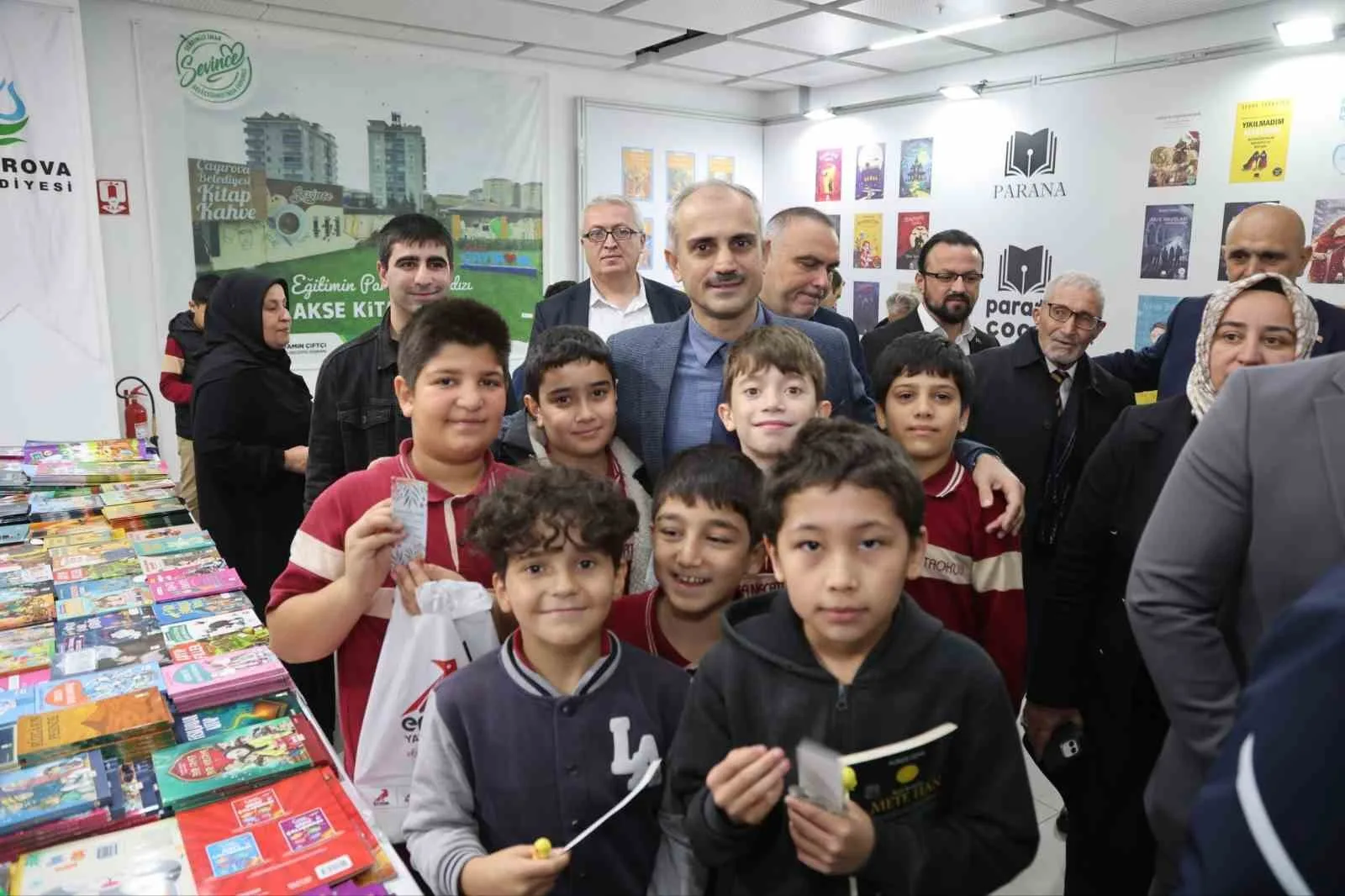 ÇAYIROVA’DA BU YIL 7’NCİSİ DÜZENLENEN KİTAP GÜNLERİ, DÜZENLENEN TÖRENLE AÇILDI. 25 EKİM’E KADAR SÜRECEK ETKİNLİKTE KİTAPSEVERLER, ONLARCA YAYINEVİ VE ON BİNLERCE KİTABIN YANI SIRA SÖYLEŞİ VE İMZA GÜNLERİYLE BULUŞACAK.