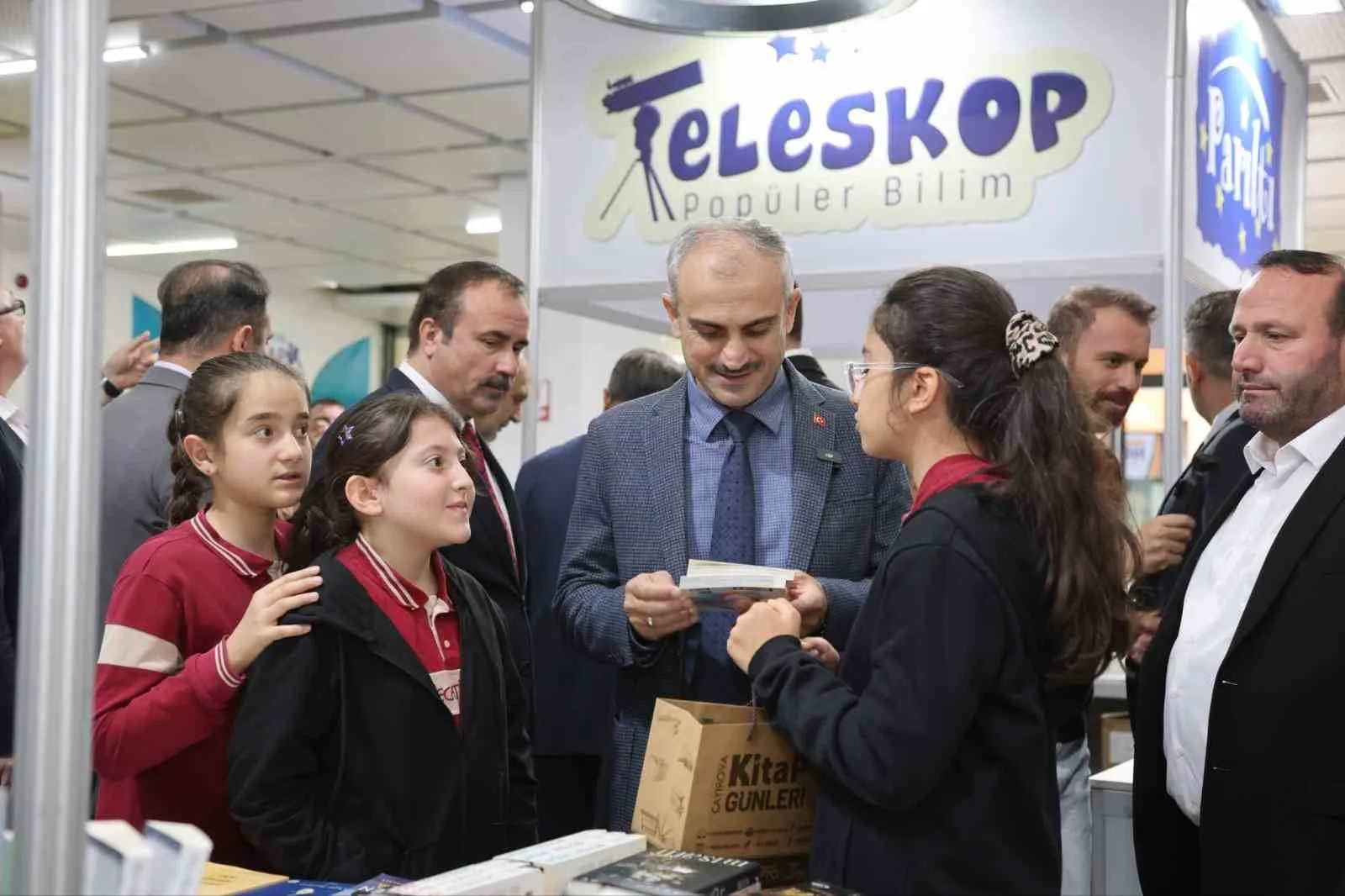 ÇAYIROVA’DA BU YIL 7’NCİSİ DÜZENLENEN KİTAP GÜNLERİ, DÜZENLENEN TÖRENLE AÇILDI. 25 EKİM’E KADAR SÜRECEK ETKİNLİKTE KİTAPSEVERLER, ONLARCA YAYINEVİ VE ON BİNLERCE KİTABIN YANI SIRA SÖYLEŞİ VE İMZA GÜNLERİYLE BULUŞACAK.