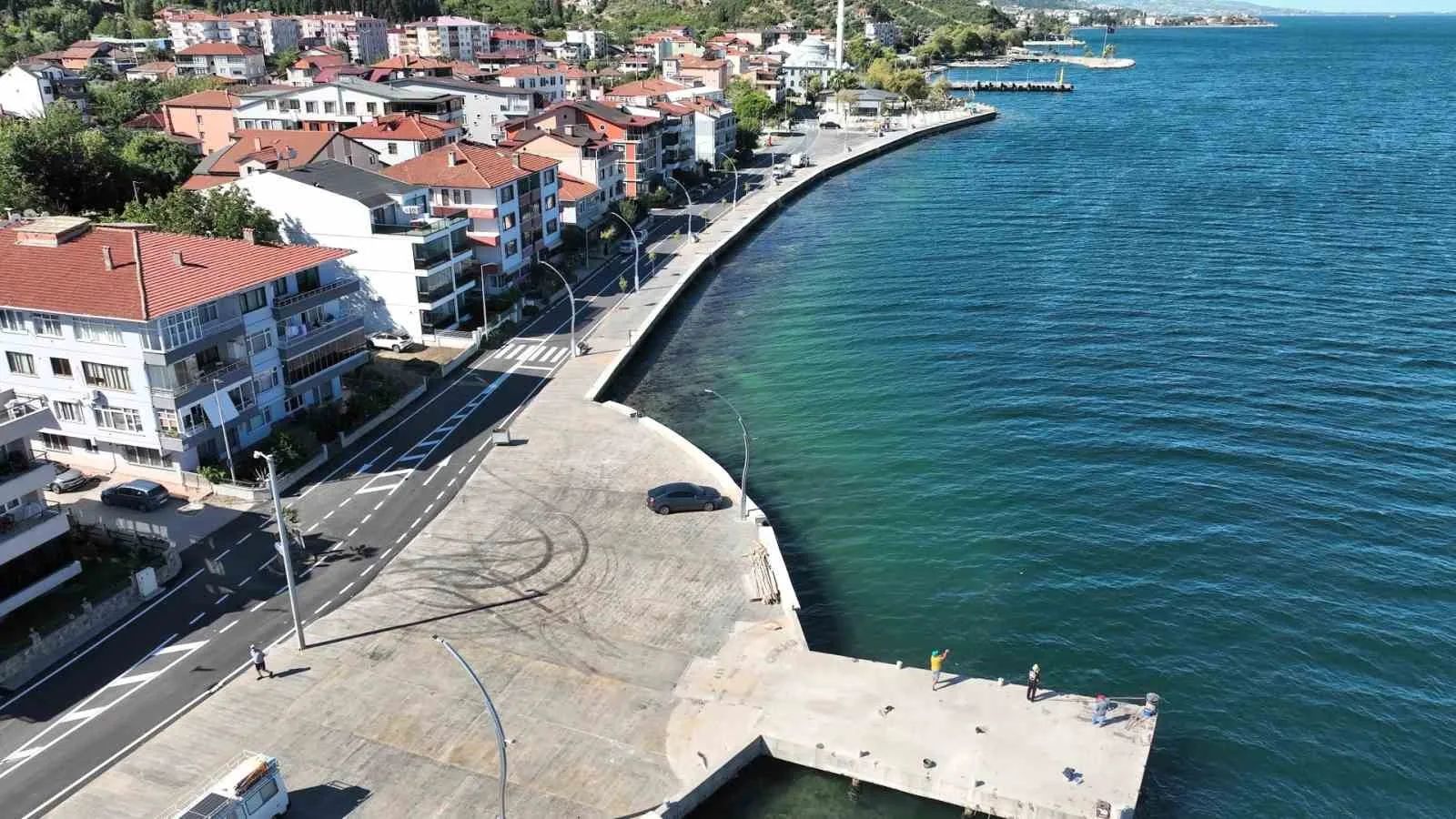 GÖLCÜK ULAŞLI SAHİLİ'NDE 460 METRELİK DALGA KIRICI SET VE SAHİL DÜZENLEMESİ TAMAMLANDI. DENİZ TAŞKINLARINA KARŞI KORUMA SAĞLAYACAK PROJEYLE SAHİL YOLU YENİLENİRKEN YÜRÜYÜŞ VE BİSİKLET YOLLARI, YEŞİL ALANLAR VE KAFE DE BÖLGEYE KAZANDIRILDI.