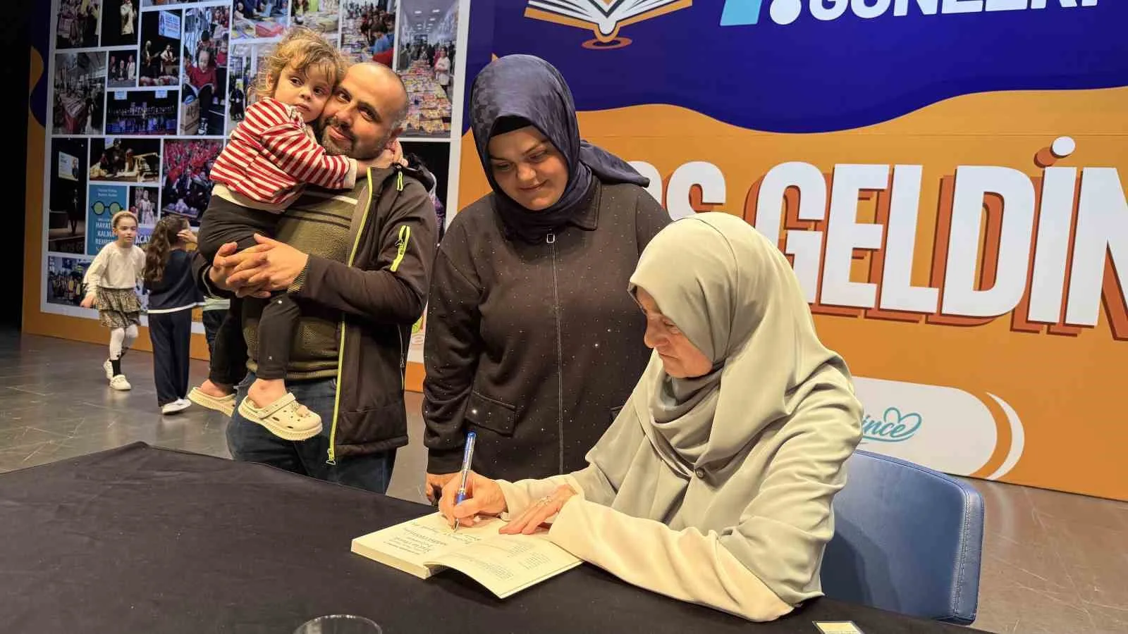 ÇAYIROVA 7. KİTAP GÜNLERİ KAPSAMINDA YAZAR SALİHA ERDİM, AİLE İÇİNDEKİ DEĞERLERİN KORUNMASI VE ÇOCUKLARIN GELECEĞİNİN ŞEKİLLENMESİNDE MANEVİ DEĞERLERİN ÖNEMİNE DEĞİNDİ.