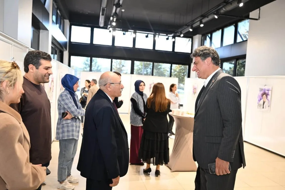 KARTEPE SANAT EVİ’NDE AÇILAN “CUMHURİYET’İN ÖNCÜ KADINLARI” SERGİSİ, CUMHURİYET TARİHİNE İZ BIRAKAN KADINLARIN BAŞARILARINI SANATSEVERLERLE BULUŞTURURKEN, KİŞİSEL POSTER SERGİSİ 30 EKİM’E KADAR ZİYARET EDİLEBİLECEK.