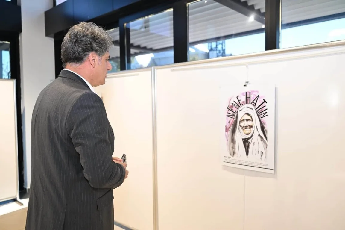 KARTEPE SANAT EVİ’NDE AÇILAN “CUMHURİYET’İN ÖNCÜ KADINLARI” SERGİSİ, CUMHURİYET TARİHİNE İZ BIRAKAN KADINLARIN BAŞARILARINI SANATSEVERLERLE BULUŞTURURKEN, KİŞİSEL POSTER SERGİSİ 30 EKİM’E KADAR ZİYARET EDİLEBİLECEK.