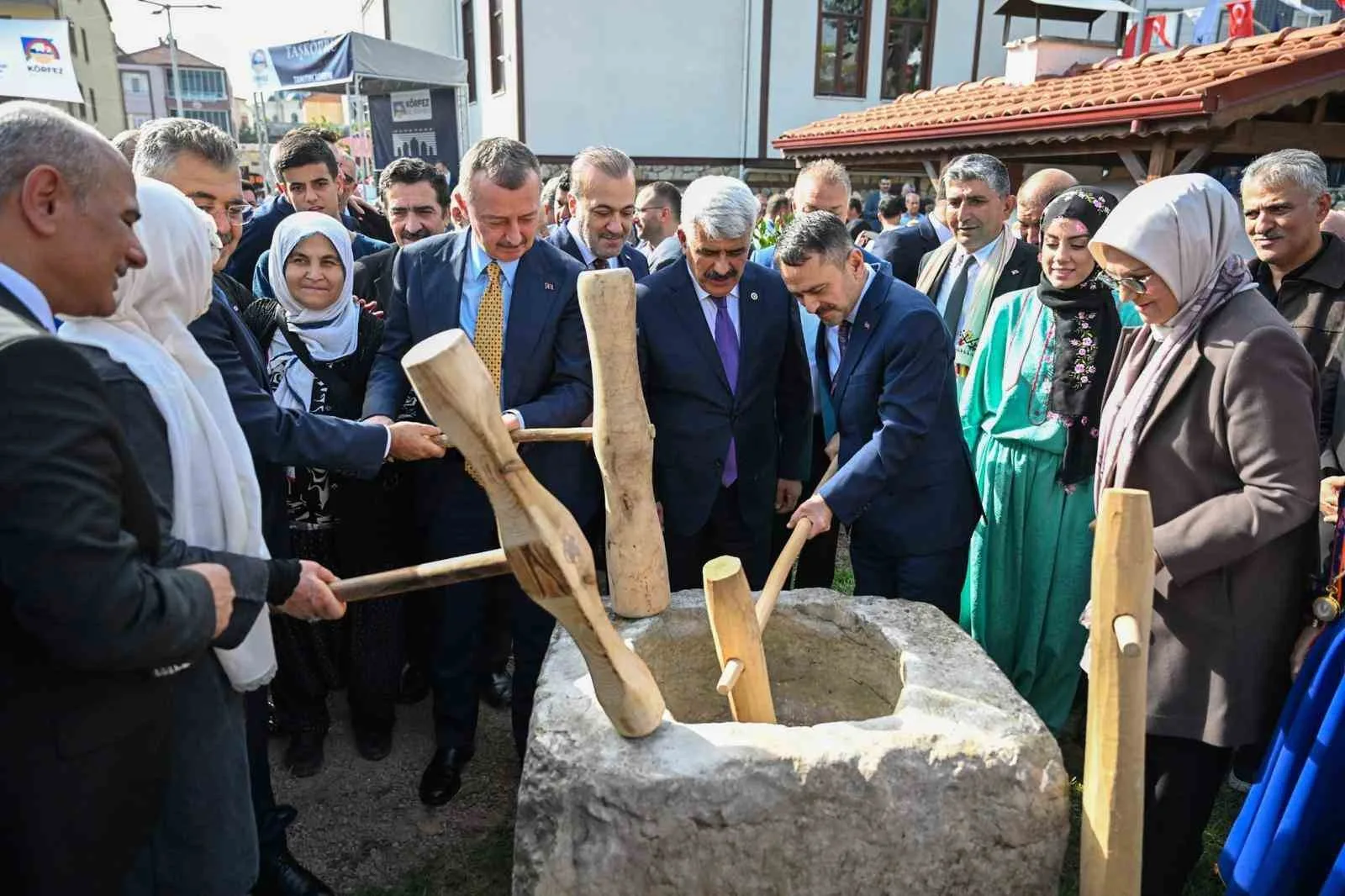 KÖRFEZ’DE YAPIMI TAMAMLANAN ÜÇ KATLI TAŞKÖPRÜ YEREL KÜLTÜR EVİ, MANAV KÜLTÜRÜNÜ GELECEK NESİLLERE AKTARACAK. ETÜT ALANI, MÜZE VE SERGİ SALONU İLE ÇOK AMAÇLI SALONU BÜNYESİNDE BARINDIRAN KÜLTÜR EVİNDE, GELENEKSEL KÖY FIRININDA MANCARLI PİDE VE KÖY EKMEĞİ DE YAPILACAK.