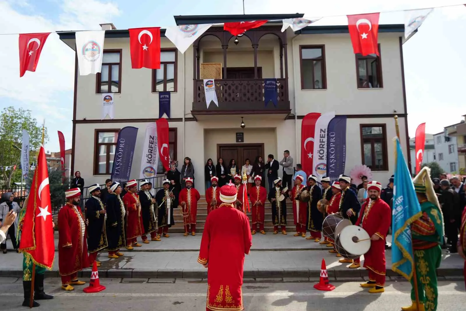 KÖRFEZ’DE YAPIMI TAMAMLANAN ÜÇ KATLI TAŞKÖPRÜ YEREL KÜLTÜR EVİ, MANAV KÜLTÜRÜNÜ GELECEK NESİLLERE AKTARACAK. ETÜT ALANI, MÜZE VE SERGİ SALONU İLE ÇOK AMAÇLI SALONU BÜNYESİNDE BARINDIRAN KÜLTÜR EVİNDE, GELENEKSEL KÖY FIRININDA MANCARLI PİDE VE KÖY EKMEĞİ DE YAPILACAK.