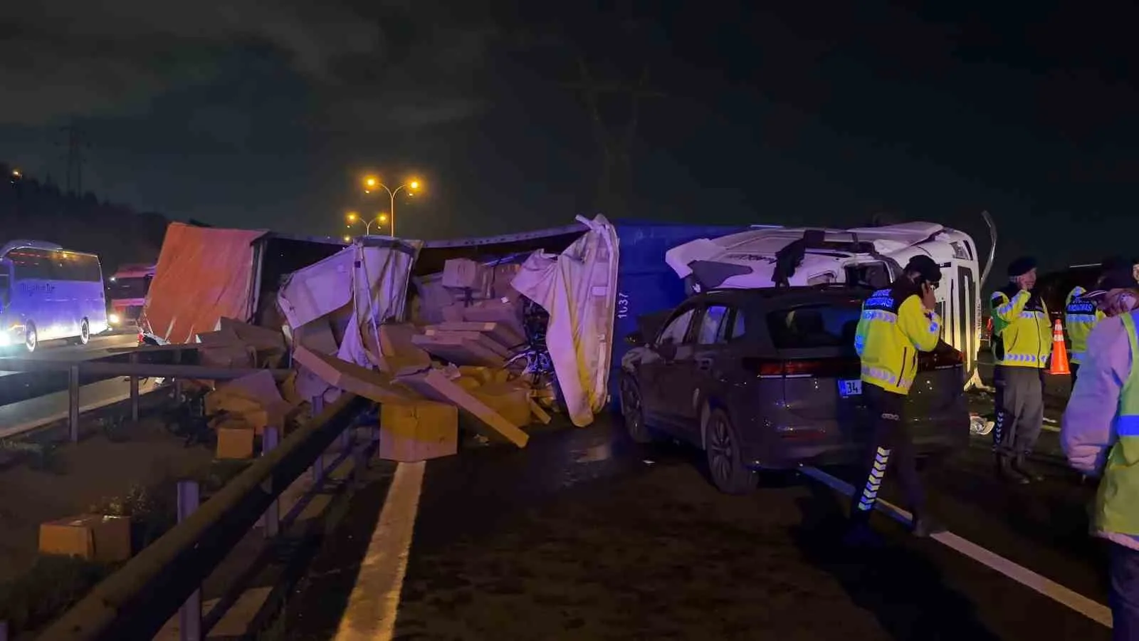 KOCAELİ TEM OTOYOLU'NDA ORTA BARİYERLERİ AŞARAK KARŞI ŞERİDE GEÇİP YAN YATAN TIRIN SÜRÜCÜSÜ, ARACININ ALTINDA KALARAK FECİ ŞEKİLDE HAYATINI KAYBETTİ. KAZADA TIRIN KUPASININ ÇARPTIĞI OTOMOBİLDE BULUNAN 2 KİŞİ İSE YARALANDI.