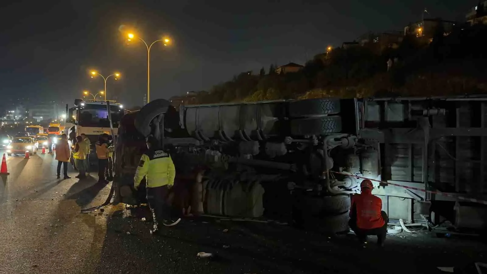 KOCAELİ TEM OTOYOLU'NDA ORTA BARİYERLERİ AŞARAK KARŞI ŞERİDE GEÇİP YAN YATAN TIRIN SÜRÜCÜSÜ, ARACININ ALTINDA KALARAK FECİ ŞEKİLDE HAYATINI KAYBETTİ. KAZADA TIRIN KUPASININ ÇARPTIĞI OTOMOBİLDE BULUNAN 2 KİŞİ İSE YARALANDI.