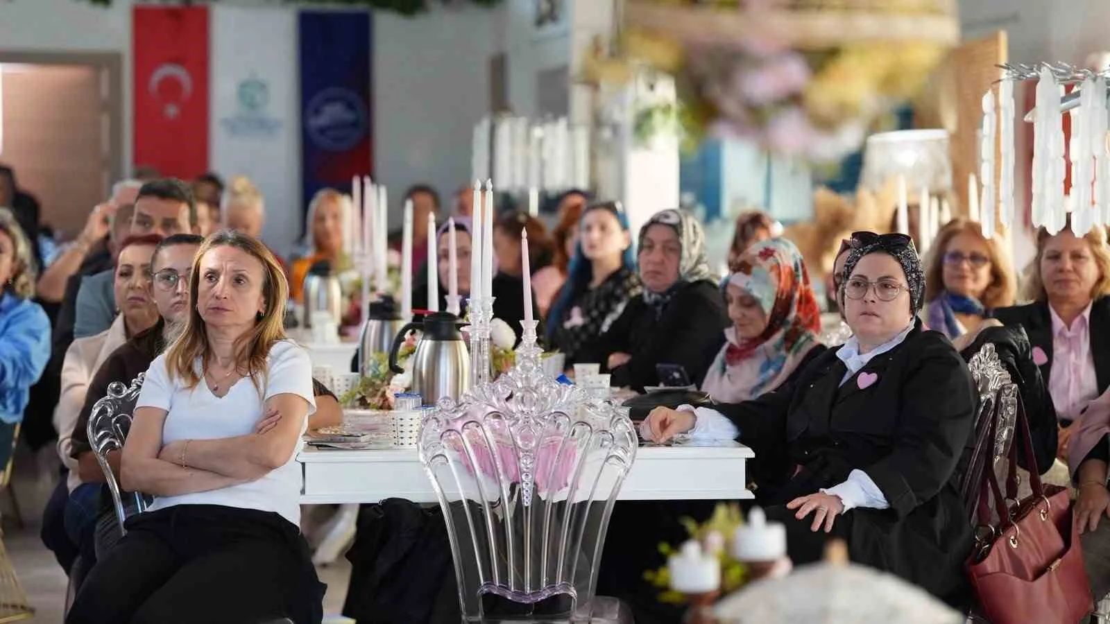 KOCAELİ'DE DÜZENLENEN "İLHAM VEREN KADINLAR-SAĞLIK BULUŞMASI"NDA UZMANLAR, MEME KANSERİNDE ERKEN TANI VE DÜZENLİ TARAMALARIN ÖNEMİNİ ANLATTI.