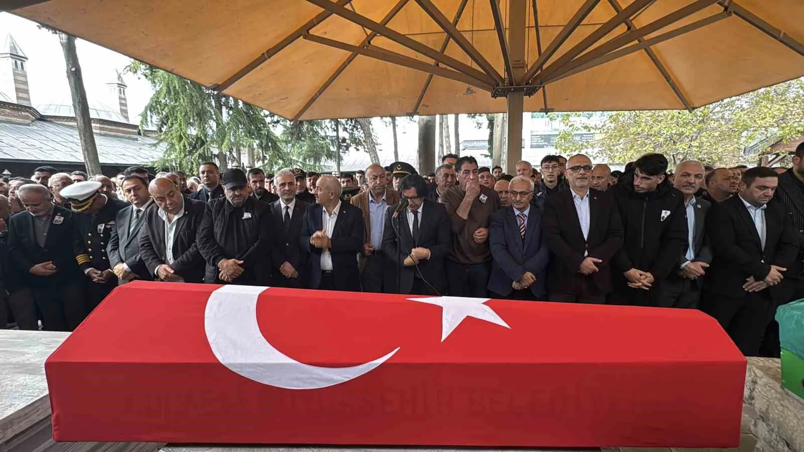 BALIKESİR'DE GECE NÖBETİ SIRASINDA GEÇİRDİĞİ KALP KRİZİ SONUCU 27 YAŞINDA HAYATINI KAYBEDEN UZMAN ÇAVUŞ OĞUZCAN ALMA, KOCAELİ'NİN GEBZE İLÇESİNDE DÜZENLENEN ASKERİ TÖRENLE SON YOLCULUĞUNA UĞURLANDI.
