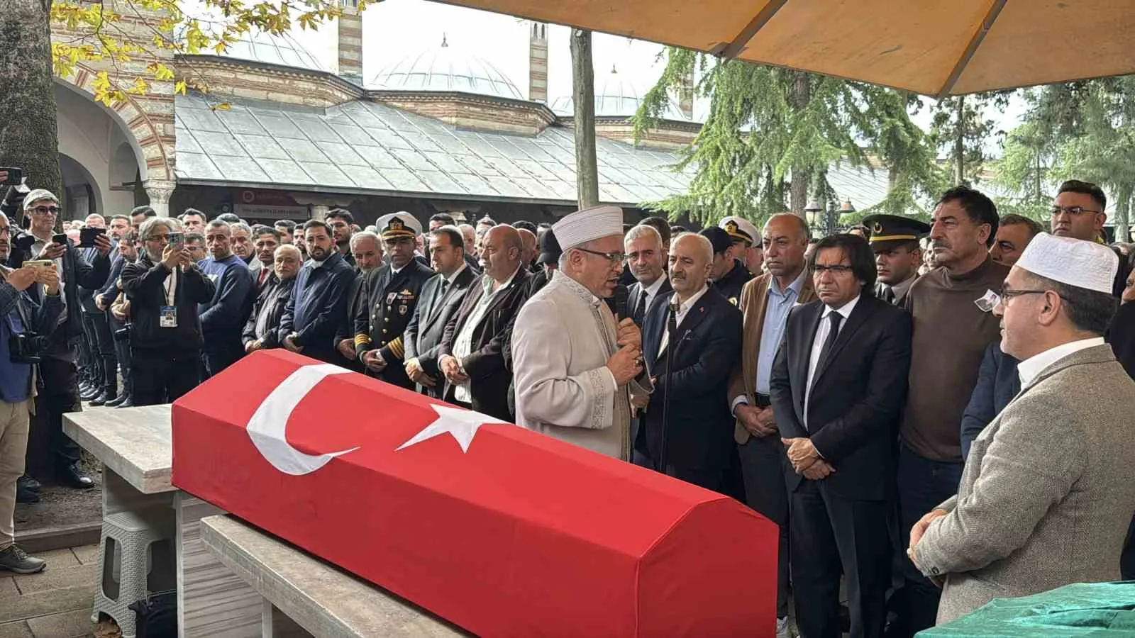BALIKESİR'DE GECE NÖBETİ SIRASINDA GEÇİRDİĞİ KALP KRİZİ SONUCU 27 YAŞINDA HAYATINI KAYBEDEN UZMAN ÇAVUŞ OĞUZCAN ALMA, KOCAELİ'NİN GEBZE İLÇESİNDE DÜZENLENEN ASKERİ TÖRENLE SON YOLCULUĞUNA UĞURLANDI.
