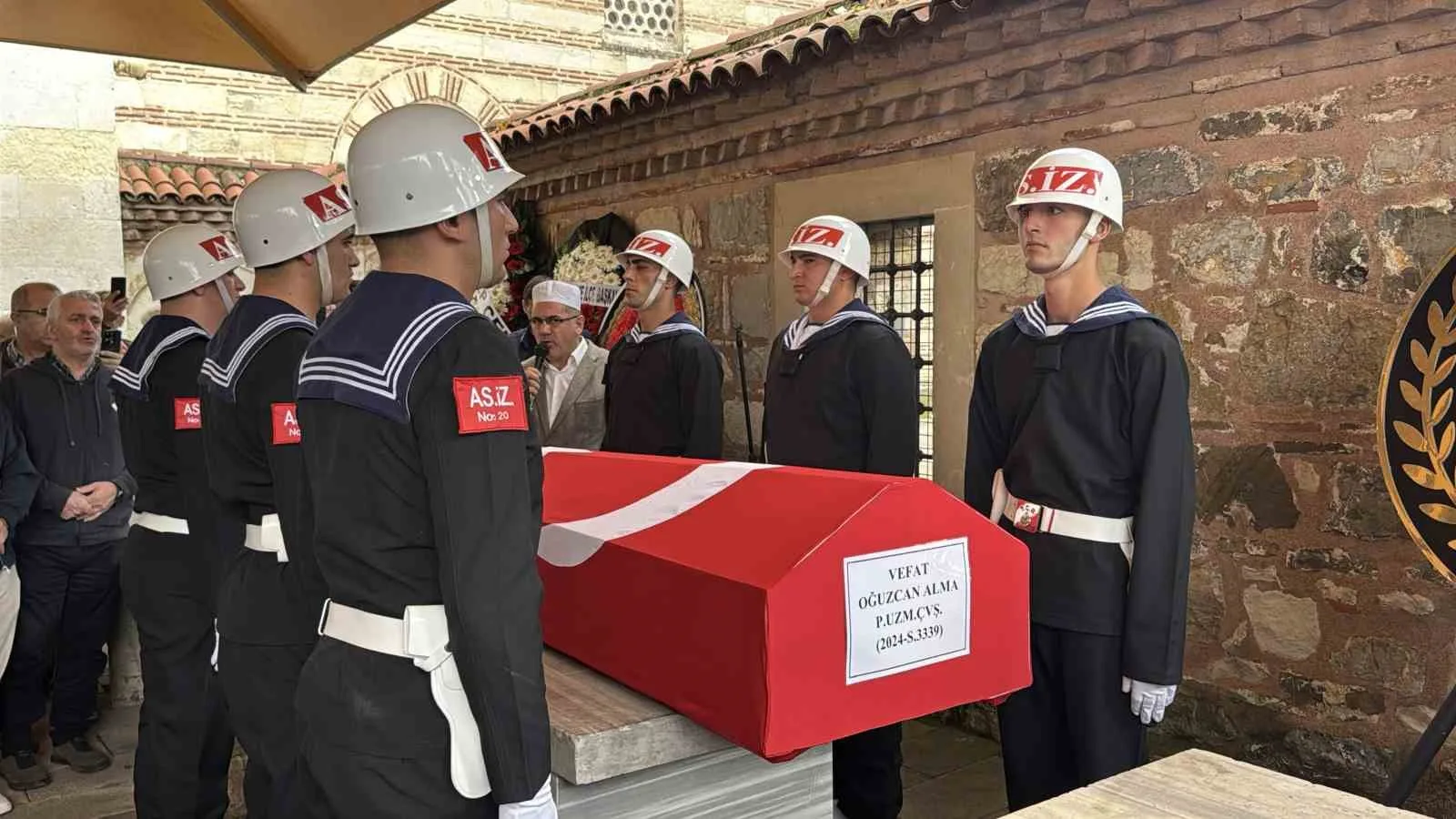 BALIKESİR'DE GECE NÖBETİ SIRASINDA GEÇİRDİĞİ KALP KRİZİ SONUCU 27 YAŞINDA HAYATINI KAYBEDEN UZMAN ÇAVUŞ OĞUZCAN ALMA, KOCAELİ'NİN GEBZE İLÇESİNDE DÜZENLENEN ASKERİ TÖRENLE SON YOLCULUĞUNA UĞURLANDI.