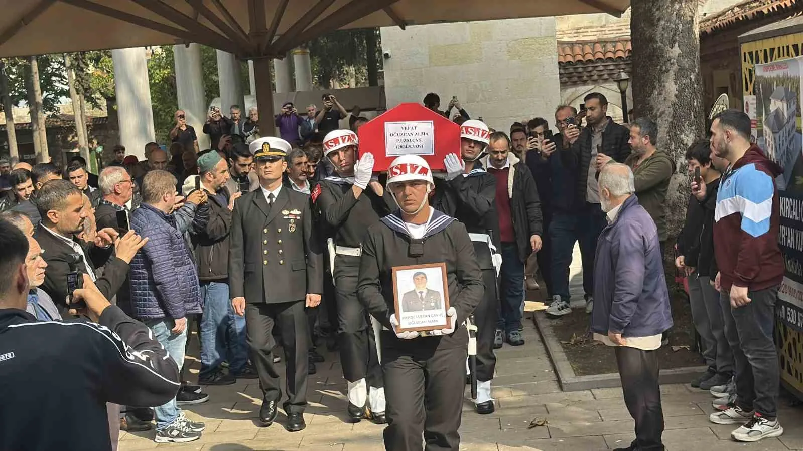 BALIKESİR'DE GECE NÖBETİ SIRASINDA GEÇİRDİĞİ KALP KRİZİ SONUCU 27 YAŞINDA HAYATINI KAYBEDEN UZMAN ÇAVUŞ OĞUZCAN ALMA, KOCAELİ'NİN GEBZE İLÇESİNDE DÜZENLENEN ASKERİ TÖRENLE SON YOLCULUĞUNA UĞURLANDI.