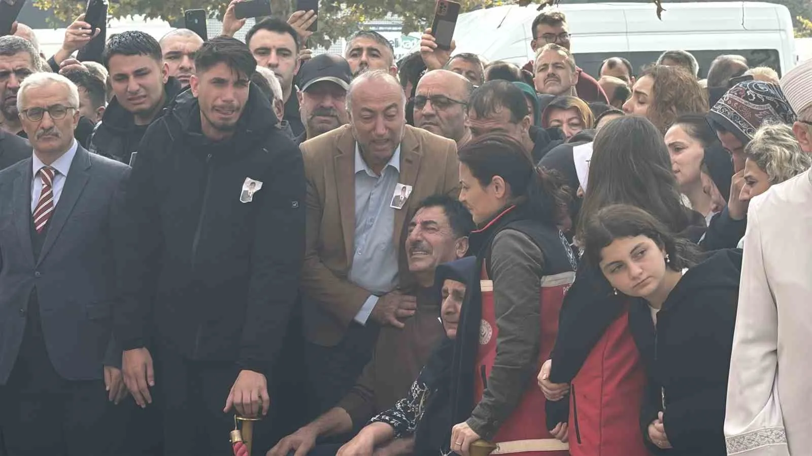 BALIKESİR'DE GECE NÖBETİ SIRASINDA GEÇİRDİĞİ KALP KRİZİ SONUCU 27 YAŞINDA HAYATINI KAYBEDEN UZMAN ÇAVUŞ OĞUZCAN ALMA, KOCAELİ'NİN GEBZE İLÇESİNDE DÜZENLENEN ASKERİ TÖRENLE SON YOLCULUĞUNA UĞURLANDI.