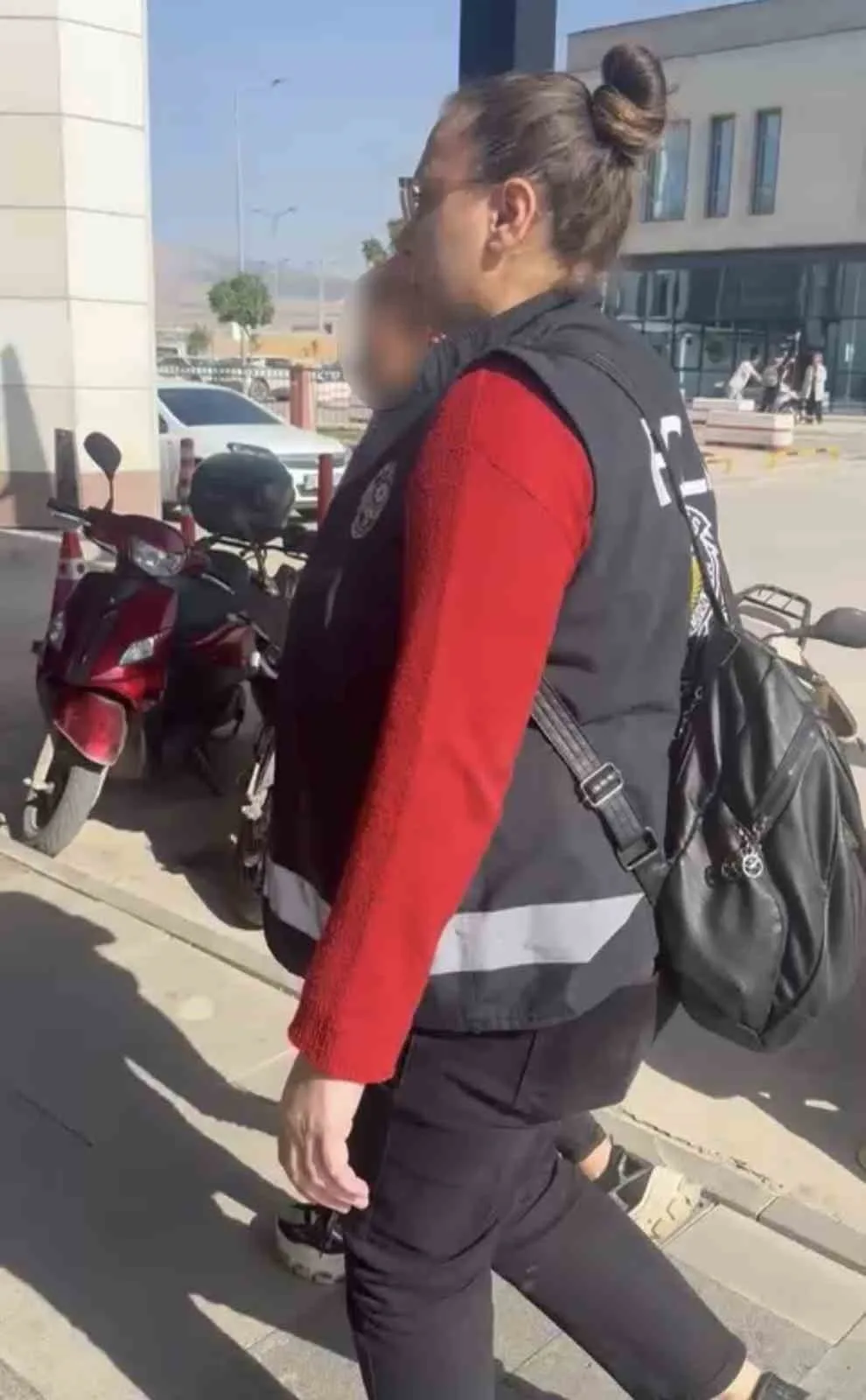 ADIYAMAN’DA, BİR KAÇ GÜN ÖNCE ÇÖPTE KARNINI DOYURMAYA ÇALIŞAN KEDİYE TAŞ ATARAK VURAN KADIN ŞAHIS POLİS EKİPLERİNCE YAKALANDI.